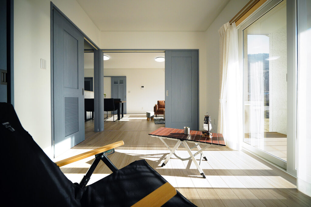 自然光が差し込むリビング