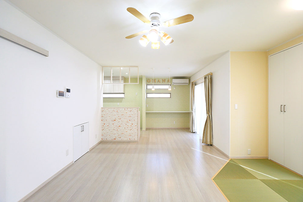 玄関からステップフリーで収納へ行ける家