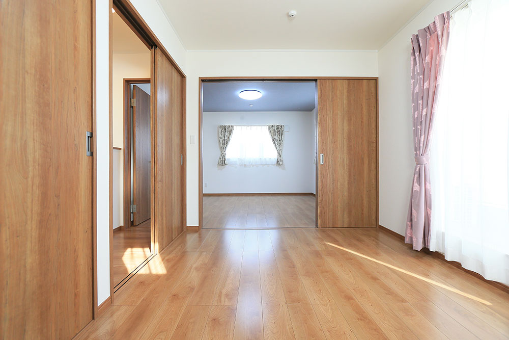広いフローリング床の部屋