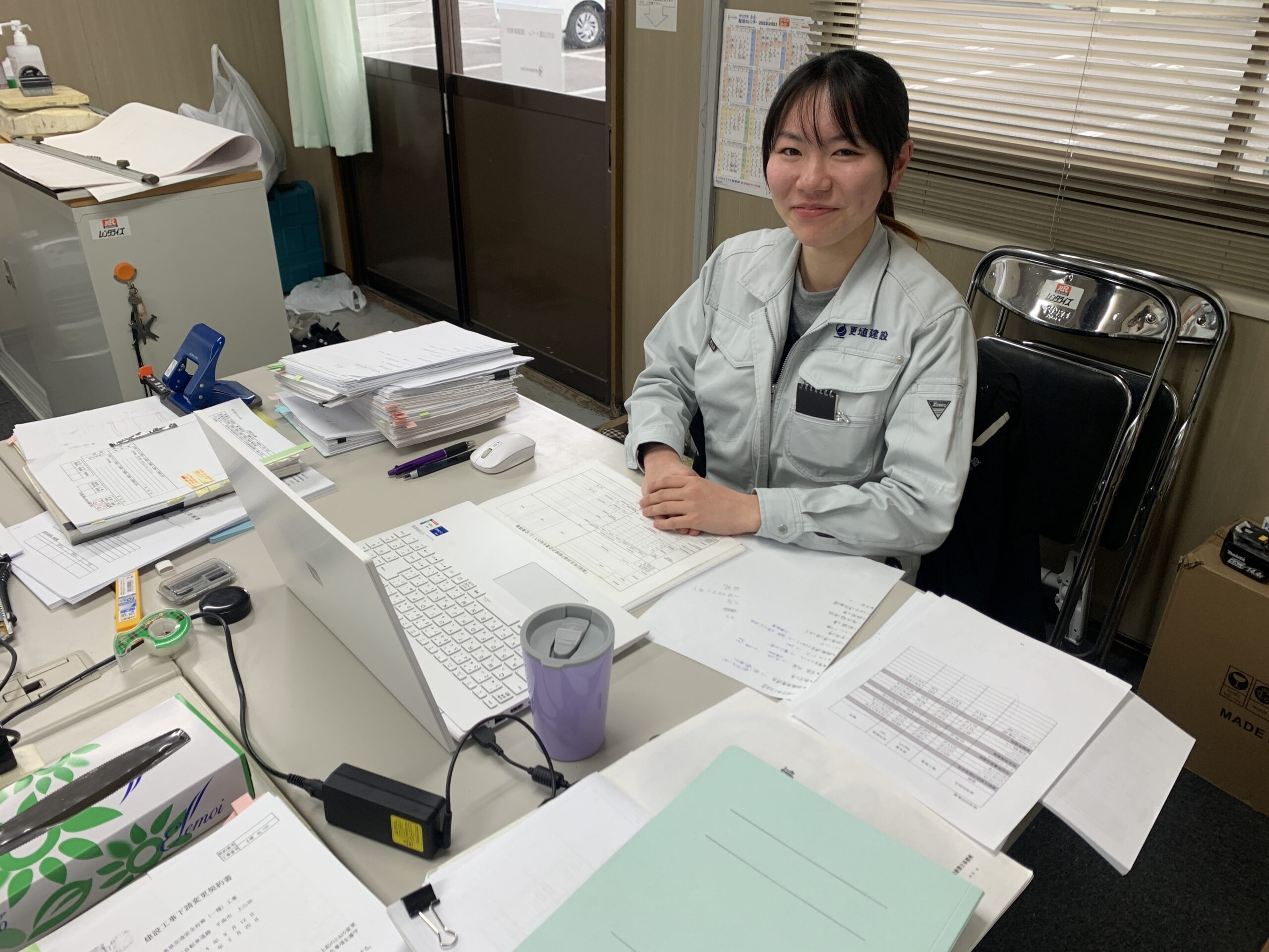 オフィスでにこやかに働く姿